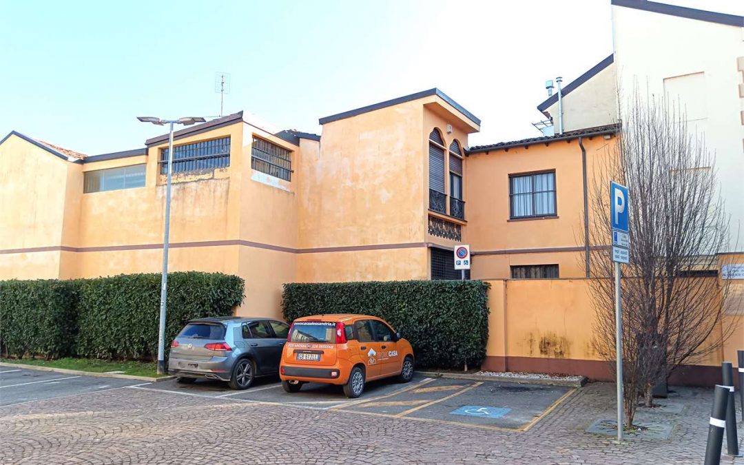 CASA CON CORTILE E MAGAZZINO