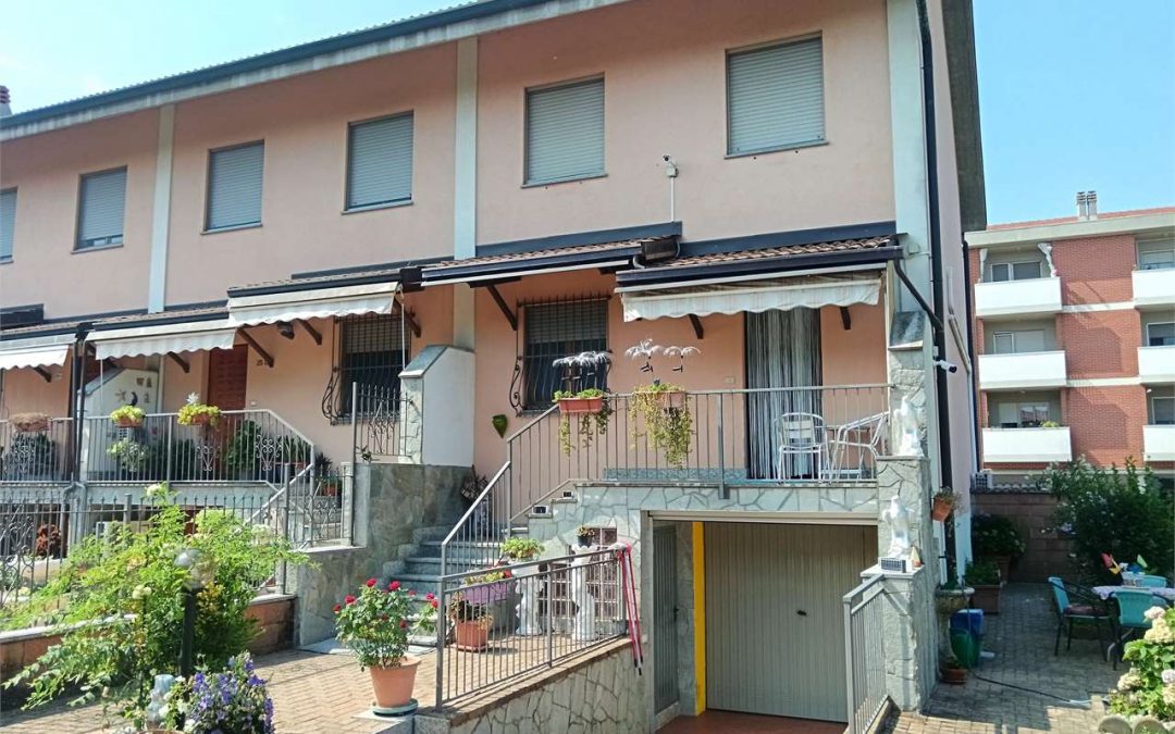 VILLA A SCHIERA DI TESTA IN CITTA’!!