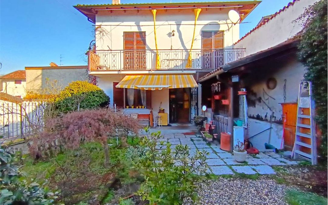 CASA CON GIARDINO PRIVATO IN CENTRO PAESE