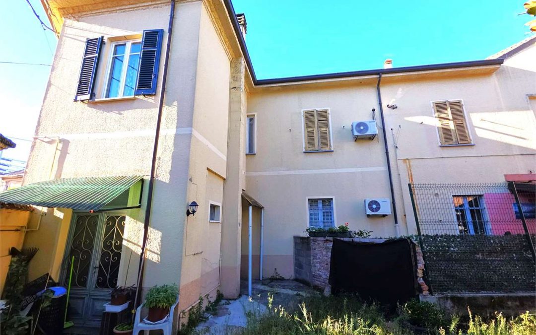 PORZIONE DI CASA CON GIARDINO PRIVATO